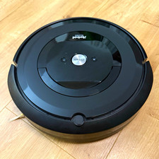 iRobot Roomba e5 Staubsaugerroboter Schwarz mit Randreinigung und Ladestation